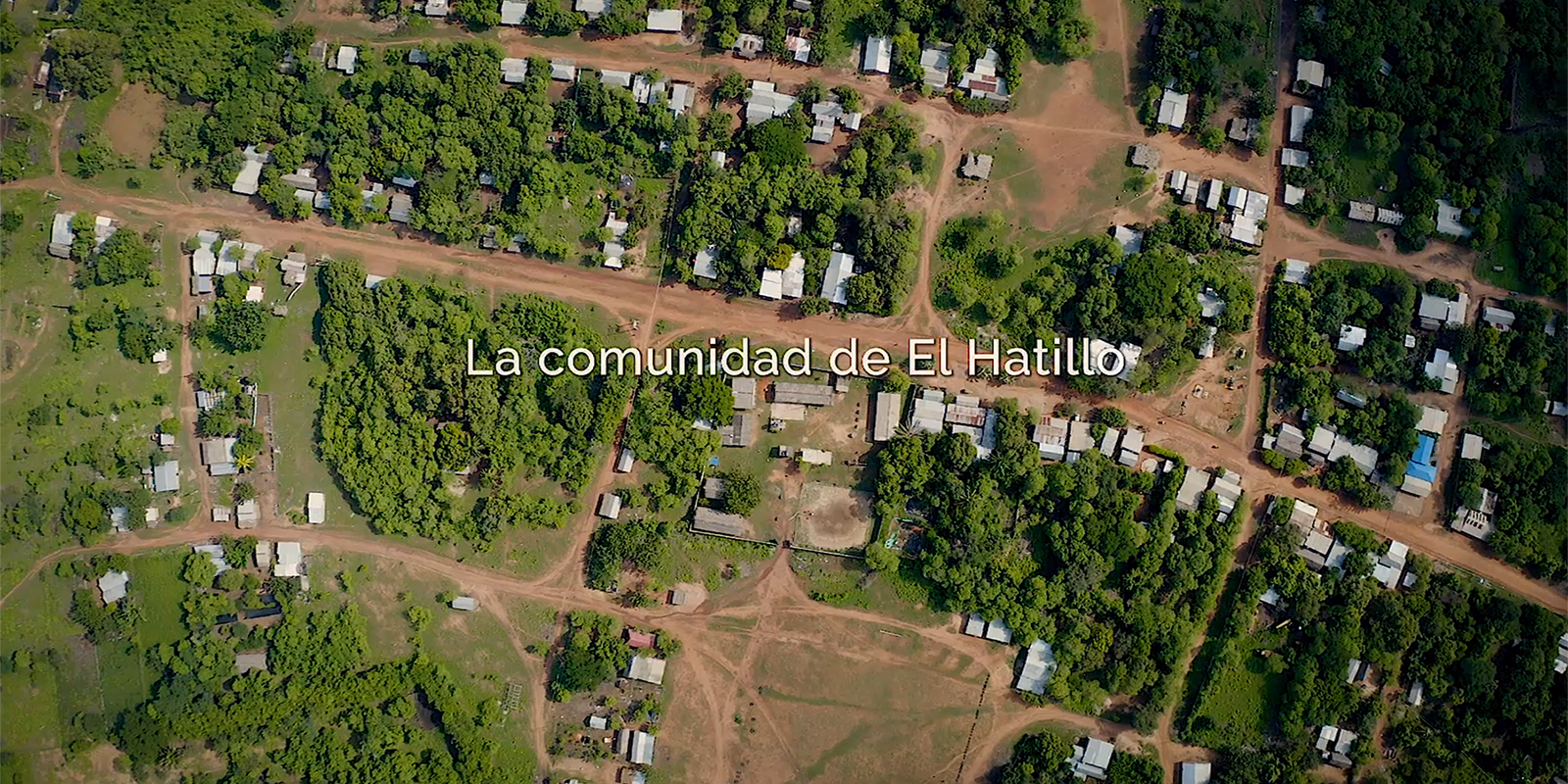 An aerial image of a town with the words La communidad de El Hatillo on screen
