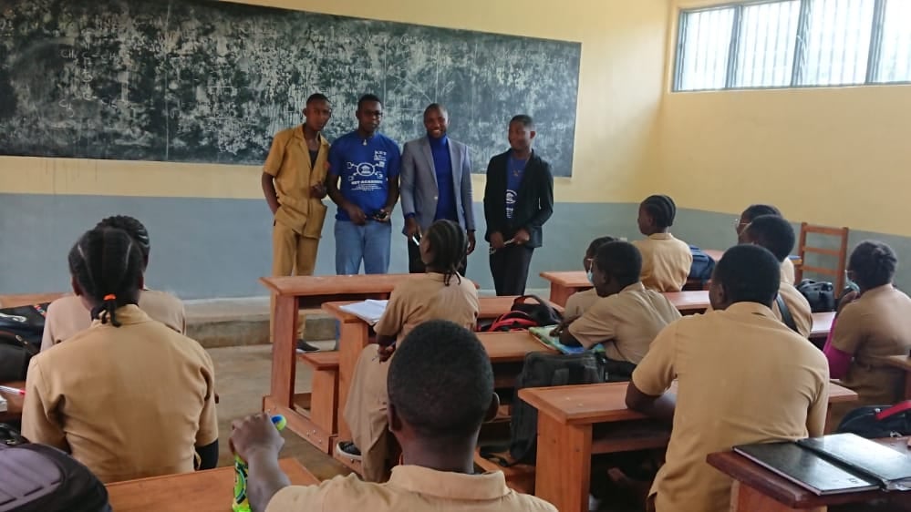 A group of 4 KET Academy ambassadors speak to a classroom of students. 