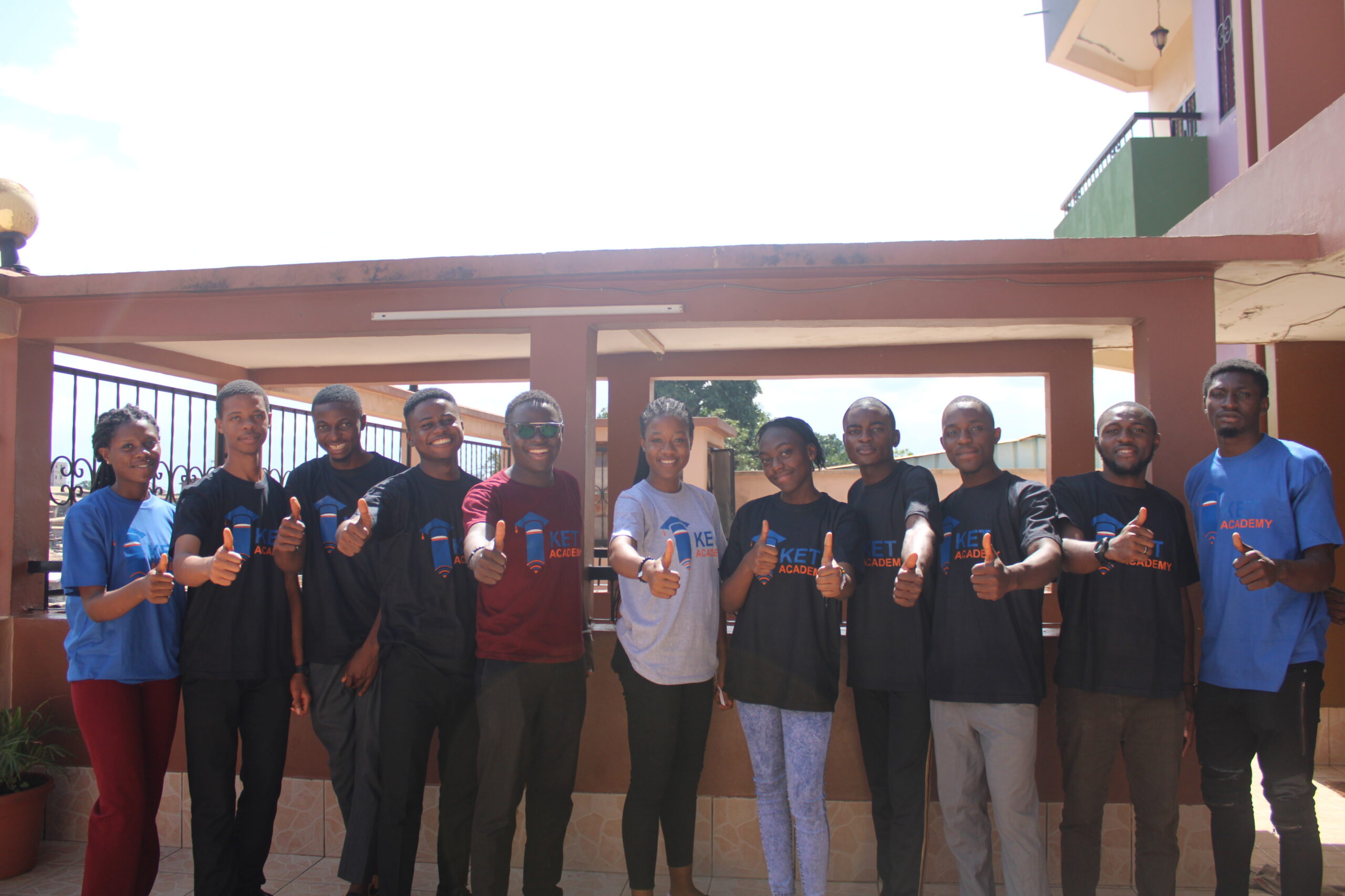 Kinlo and a group of KET Academy Ambassadors pose with their thumbs up